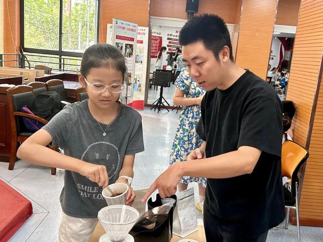 香皂！他们化身“魔法咖匠”不朽情缘mg咖啡渣变环保(图4)